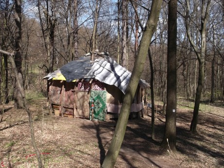  Výhled na stan od spodního vchodu do Pouště Sv.Sergius.View of the tent from the lower entrance 
