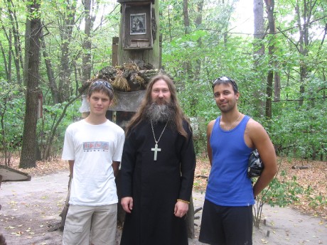 Otec Sergius s mládeží *Father Sergius with the youth*о.Сергий с молодежью