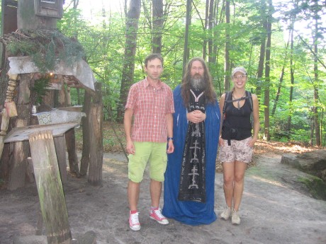 Otec Sergius s návštěvníky v Oltar Kruhu Horní Limit.* Father Serge with visitors in Altar Ringe Upper Limit.